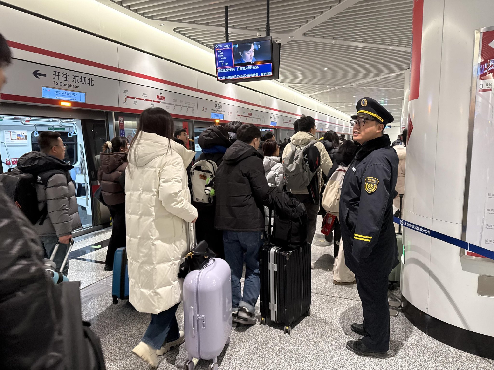 （新春见闻）中国海拔最高铁路客运站首迎春运