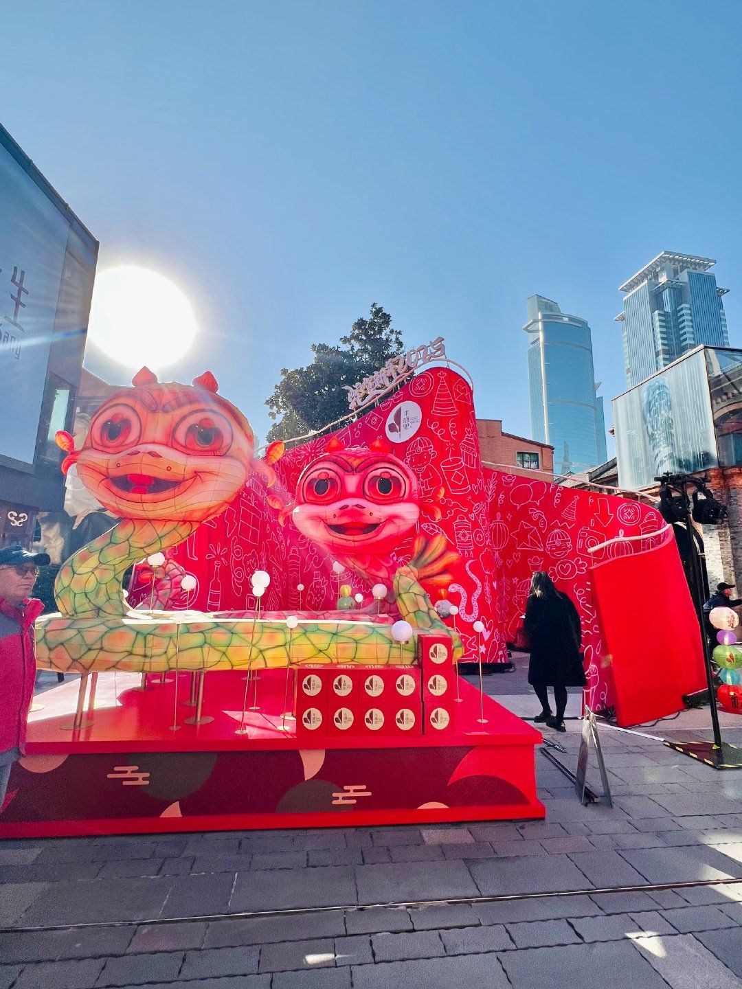 （新春见闻）重庆：马年新春装置亮相街头年味浓