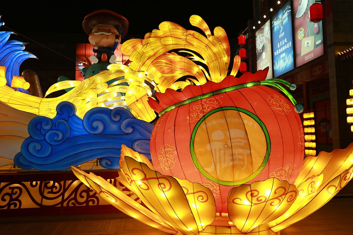 （新春见闻）重庆：马年新春装置亮相街头年味浓