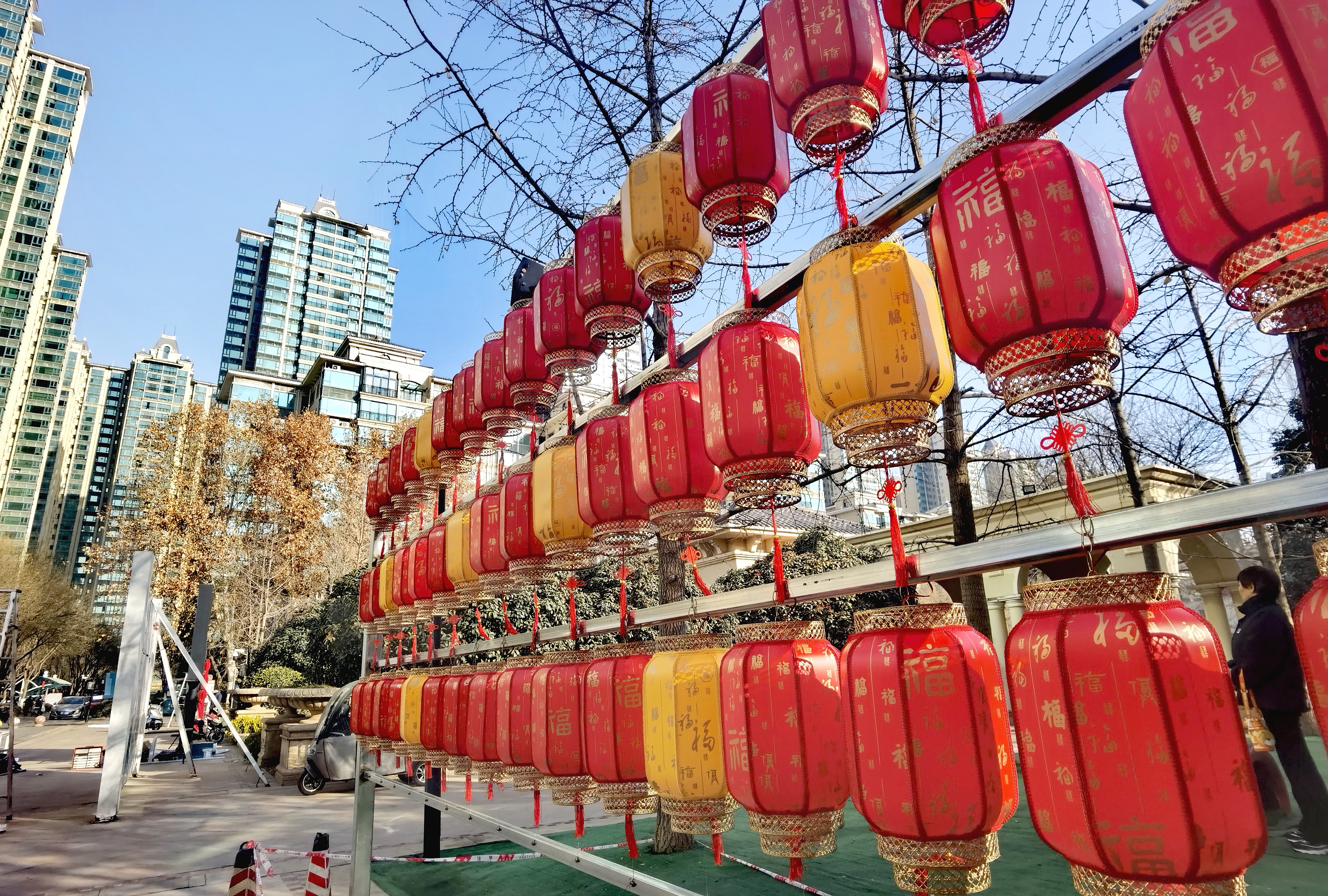 （新春走基层）外轮上的中国年：贴春联、包饺子 “福”满船舱年味浓