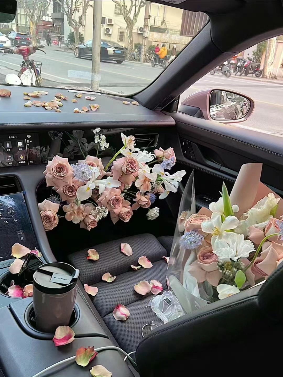 七鲜小厨推出情人节活动：玫瑰花随单送，晒单或得1克拉钻戒