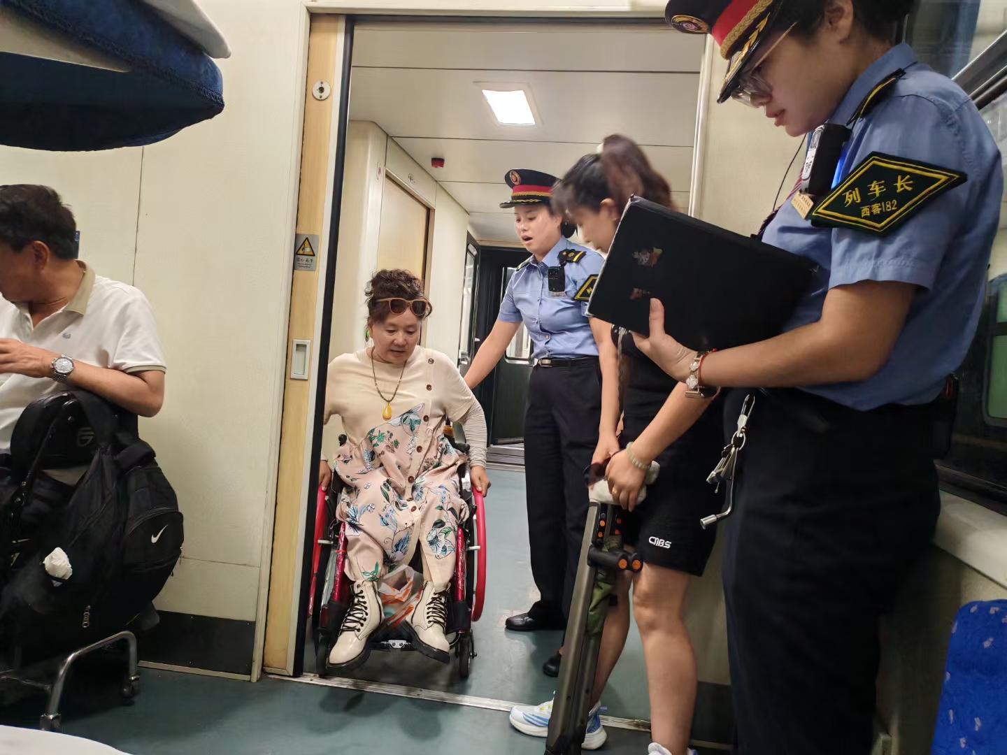 （新春走基层）铁轨映初心，三位女列车长的春运守护