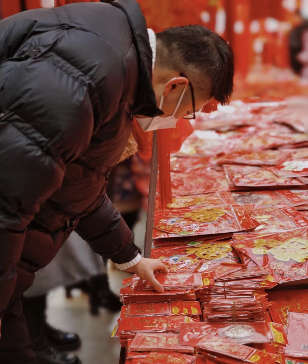 (新春走基层)中越边境河口:越南民众跨境采购中式年货迎新春