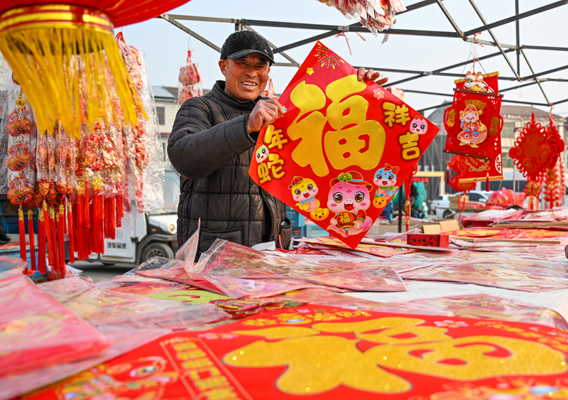 (新春走基层)中越边境河口:越南民众跨境采购中式年货迎新春
