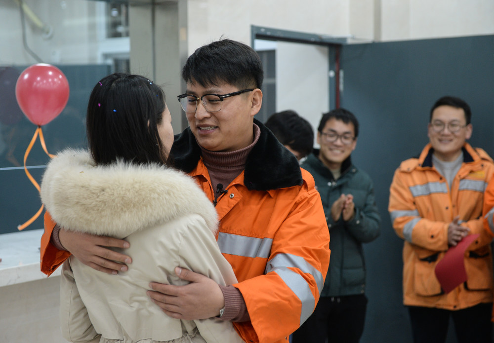 (新春走基层)述评:一张“全村福”为什么让网友动容?