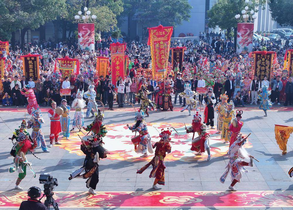 （新春走基层）广东汕头举行2026年迎新春大型焰火晚会