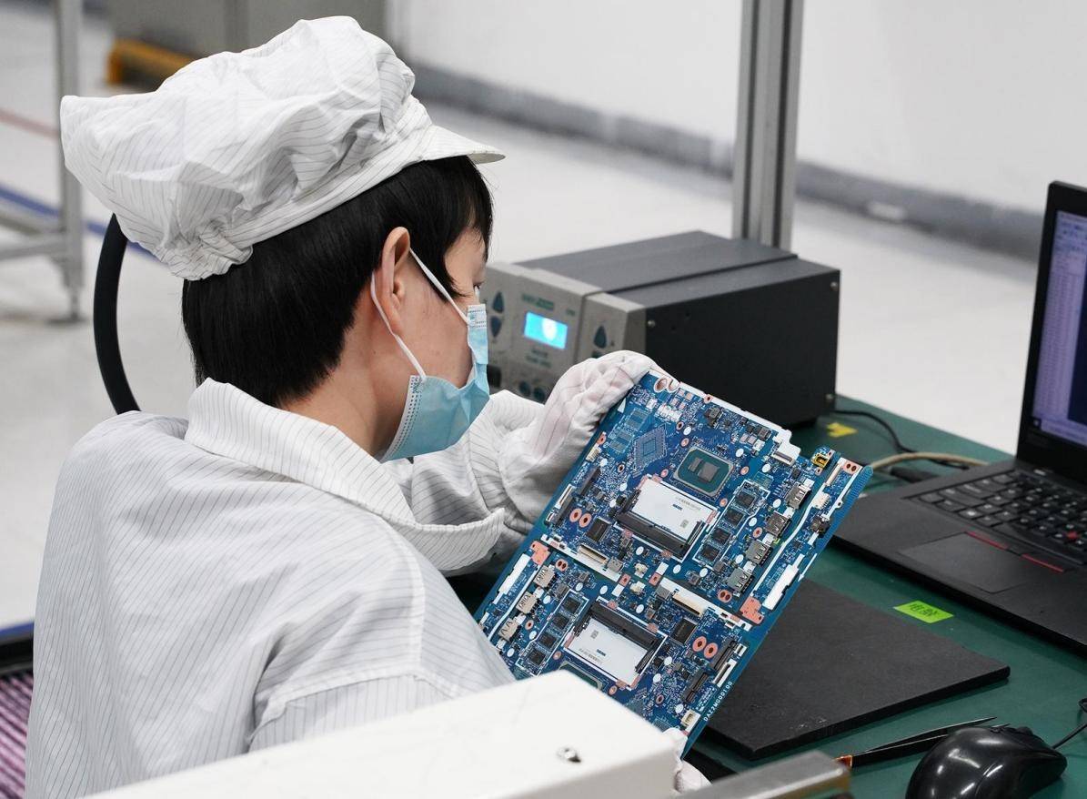 （新春走基层）“灯塔工厂”的春节坚守