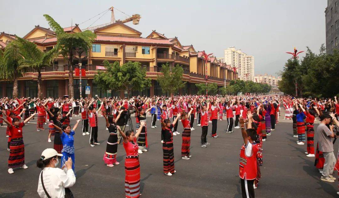 （新春走基层）中缅边境云南澜沧拜年活动热闹非凡