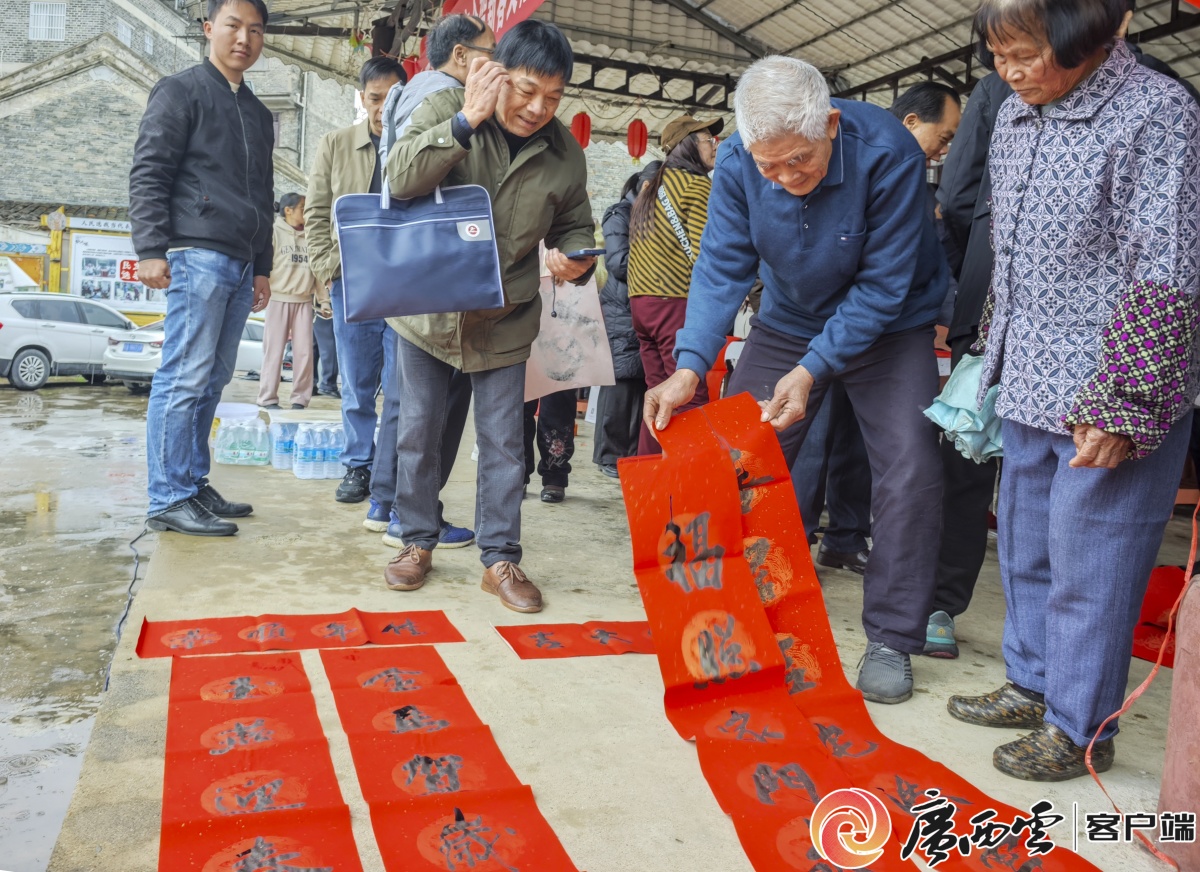 (新春走基层)广东河源2万人共赴捕鱼节贺新春