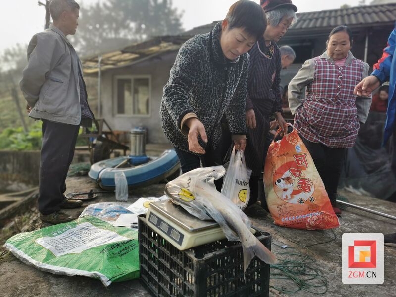 (新春走基层)广东河源2万人共赴捕鱼节贺新春