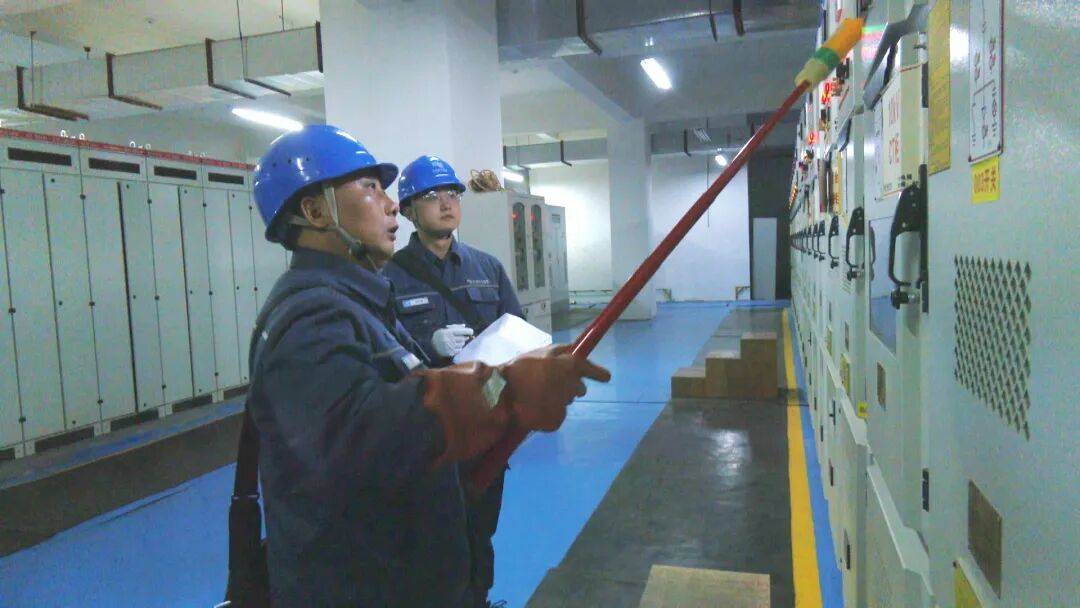 (新春走基层)浙江:春节假期海上能源物资保供忙