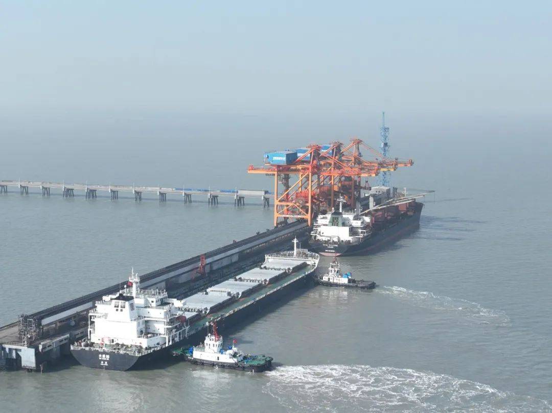 (新春走基层)浙江:春节假期海上能源物资保供忙