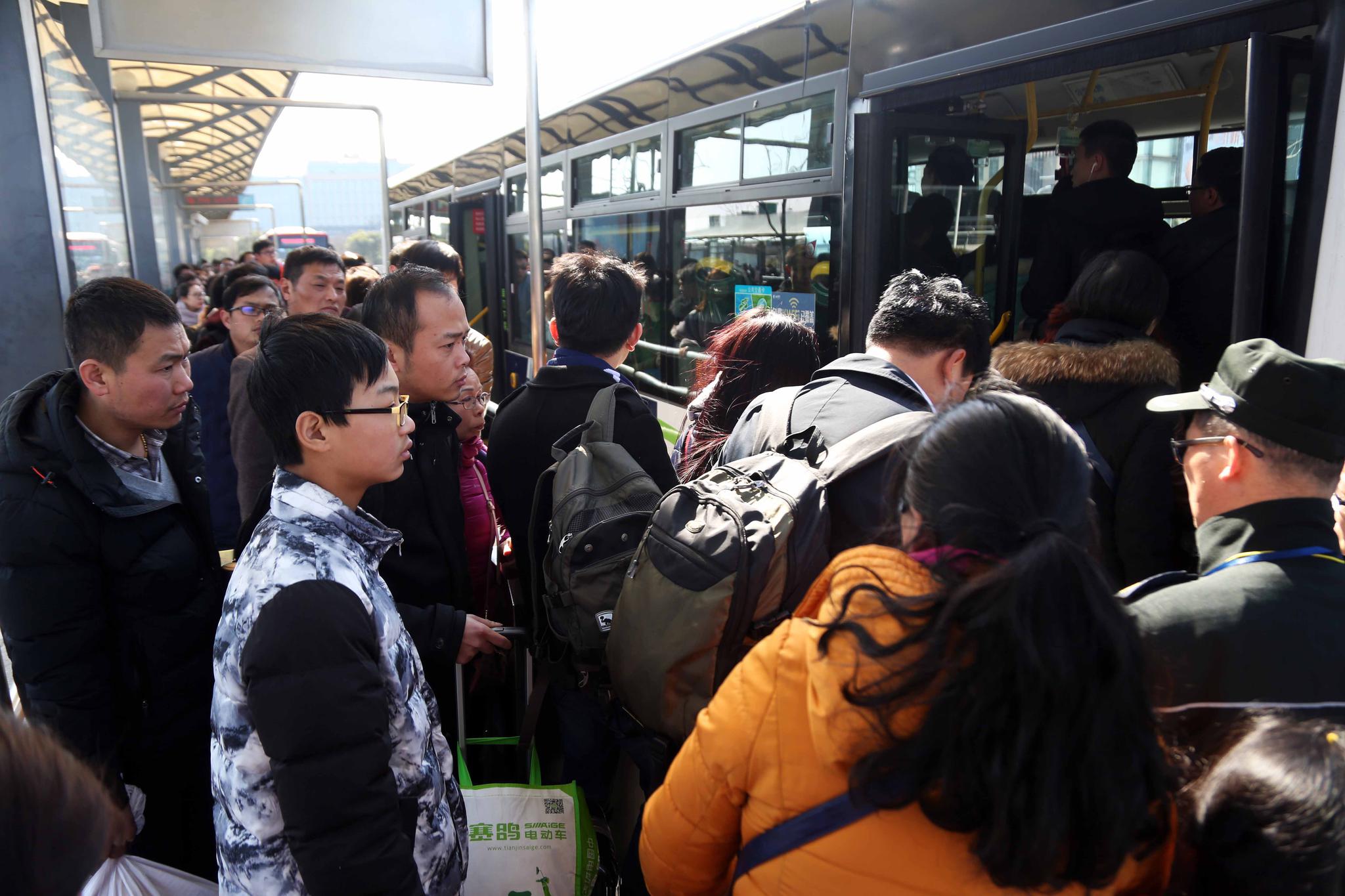 哈尔滨机场单日客流破历史纪录 春运返程高峰正式开启