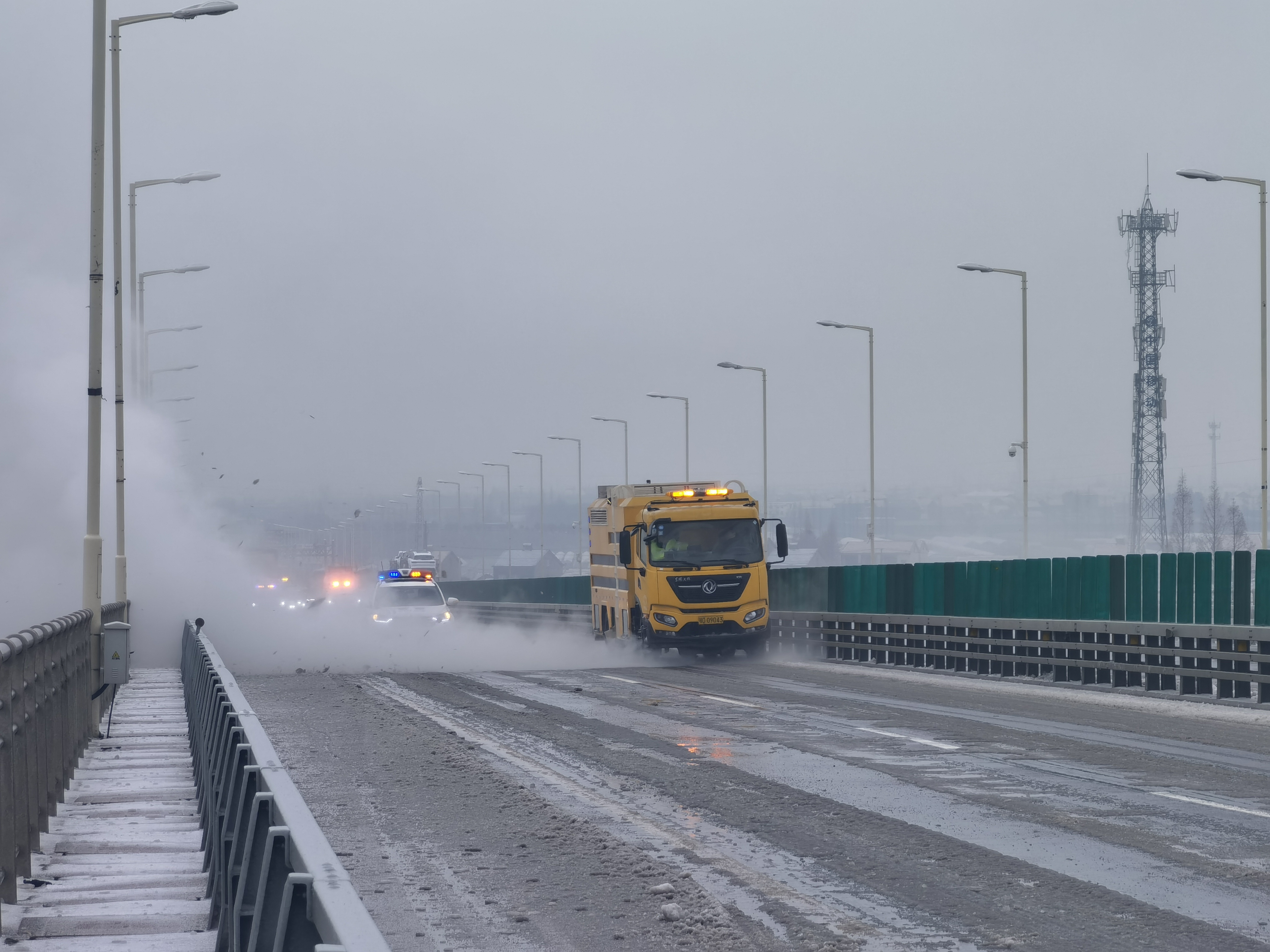 受雨雪天气影响 黑龙江省18条高速公路全线封闭