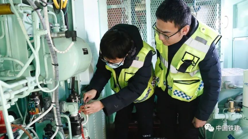 （新春走基层）在分秒之间守护安全的“机车急诊师”