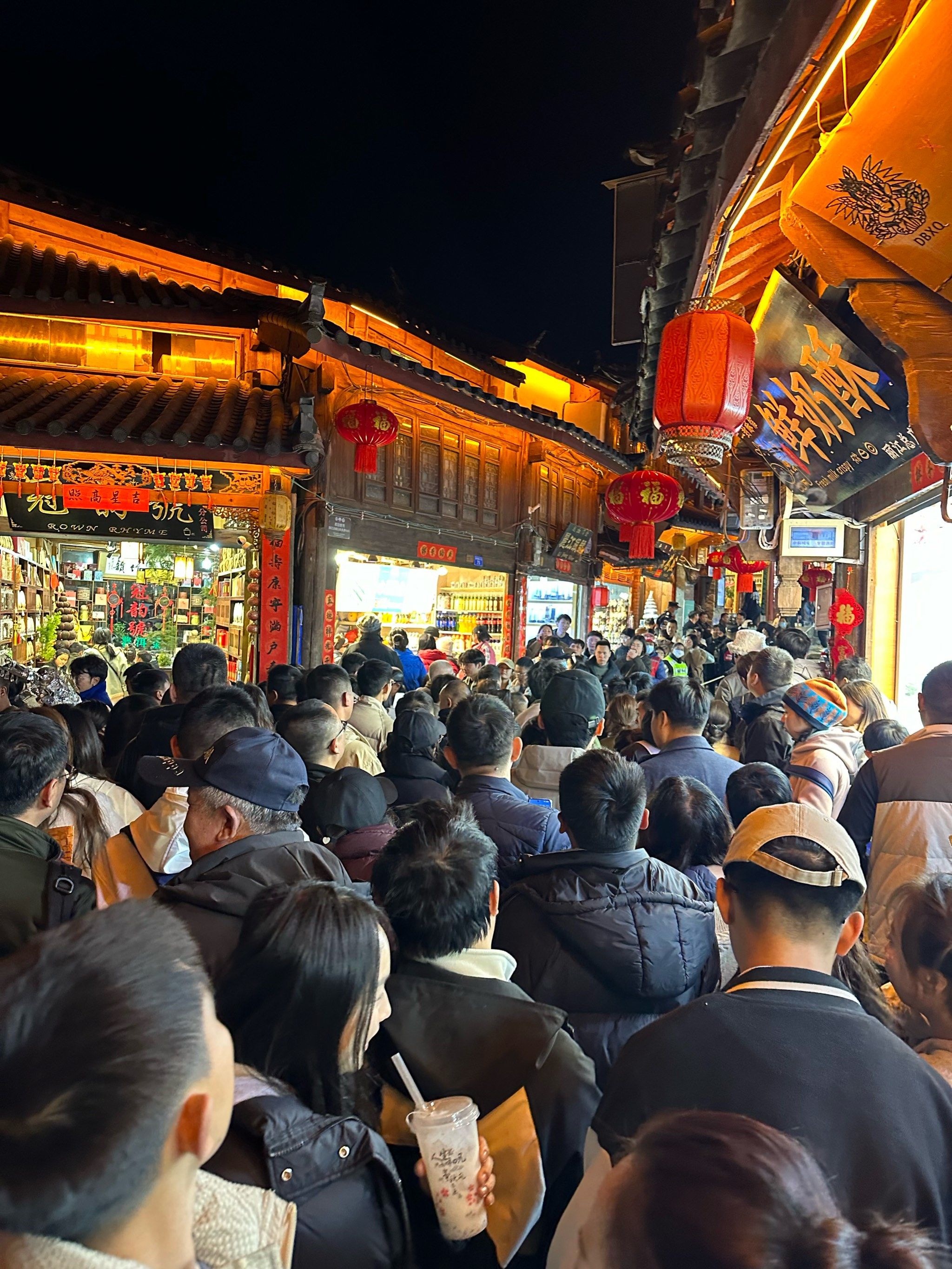 （新春走基层）上海：游客在千古情景区欢度新春