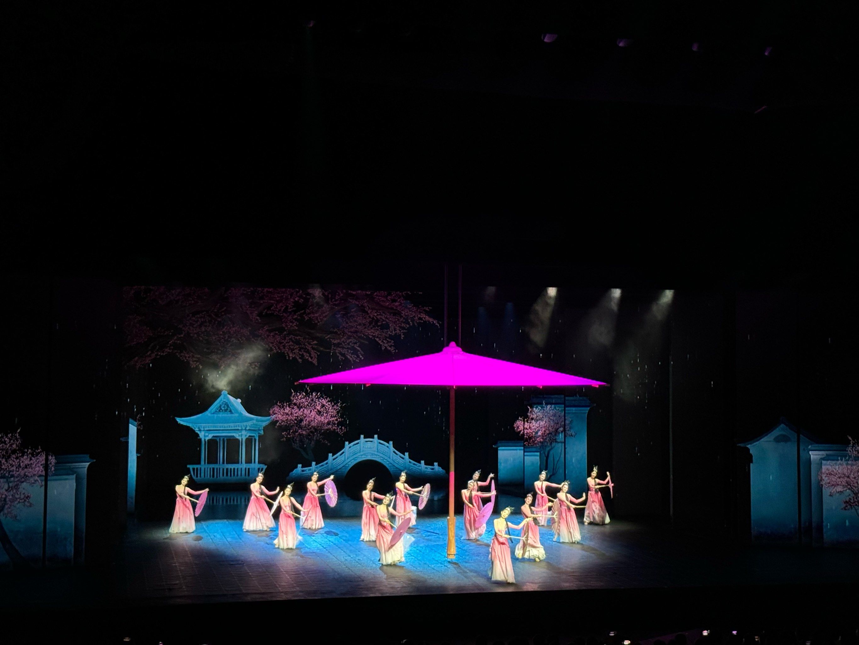 （新春走基层）上海：游客在千古情景区欢度新春