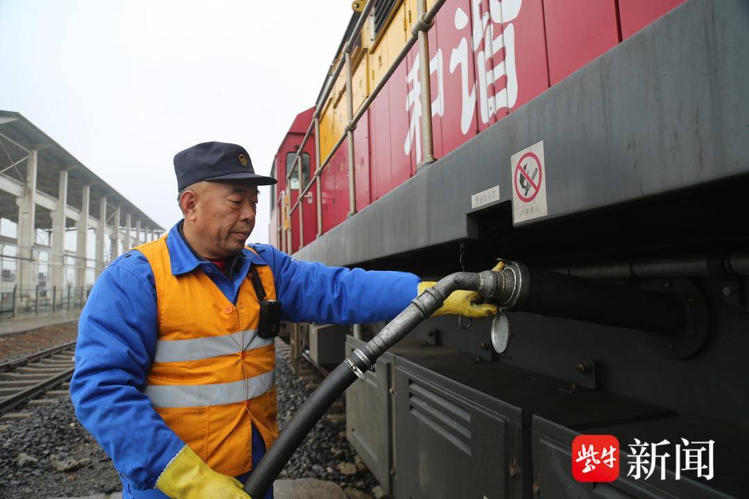 （新春走基层）在分秒之间守护安全的“机车急诊师”